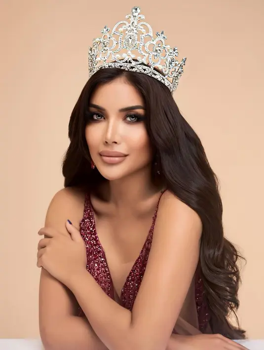 Kali ini, walaupun tak menampakkan seluruh tubuhnya, Millen memesona dengan crown di atas kepalanya. Dalam balutan gaun bertali spageti berwarna ungu yang bersinar, pesona Millen bertambah luar biasa dengan crown yang dipakainya. Foto: Instagram.