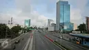 Suasana tol dalam kota, Jalan Gatot Subroto, Jakarta, terlihat lenggang, Senin (8/2). Jalan terlihat nyaris tak ada aktifitas berarti maupun kemacetan arus lalu lintas pada hari libur Tahun Baru Imlek. (Liputan6.com/Faizal Fanani)