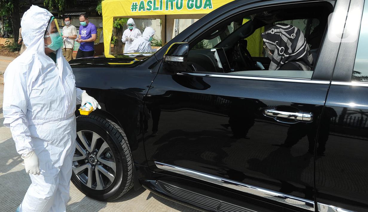 Paramedis Siloam Hospitals bersiap melakukan Rapid Test mandiri COVID -19 secara drive thru di Akses Senayan Park Jalan Gerbang Pemuda, Jakarta, Kamis (23/4/2020). Drive thru Rapid Tes Covid -19 dibanderol seharga Rp 489.000, periode 17-30 April 2020 pukul 08.00-10.00 WIB. (merdeka.com/Arie Basuki)