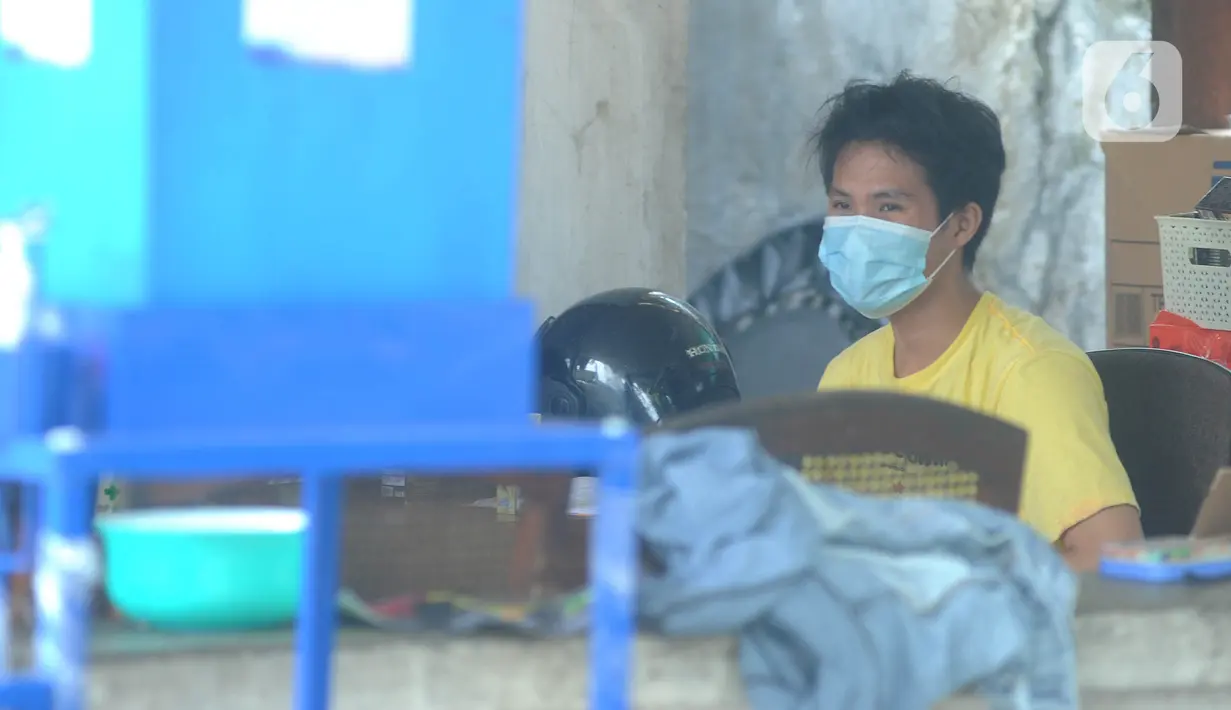 Seorang anak berjemur saat menjalani isolasi mandiri di Panti Asuhan St Fransiskus Asisi, Depok, Jawa Barat, Senin (25/1/2021). Sebanyak 43 penghuni panti asuhan tersebut terkonfirmasi positif covid-19 tanpa gejala dan saat ini dikarantina secara mandiri. (merdeka.com/Arie Basuki)