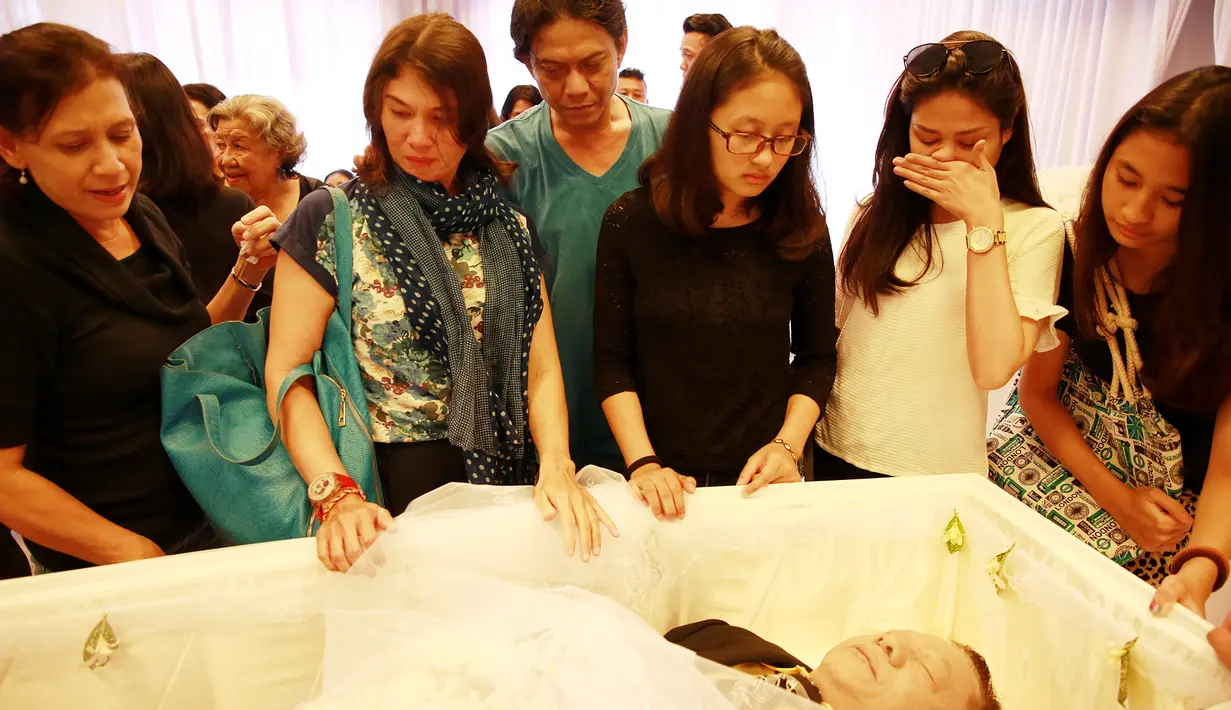 Isak tangis anak, istri dan kerabat disebelah peti mati Ireng Maulana. (Deki Prayoga/Bintang.com)