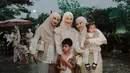Shireen Sungkar, adik Zaskia, juga tampil seirama dengan mengenakan blouse putih yang dipadukan dengan vest khaki dan loose pants senada. Penampilannya dilengkapi dengan hijab segi empat berwarna nude, mempertegas nuansa earthy yang lembut namun tetap berkarakter. [@zaskiasungkar15].
