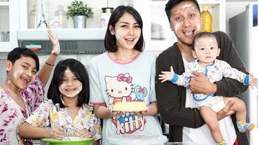 Arie Untung Dan Fenita Arie Rayakan Lebaran Di Palembang Photo Fimela Com