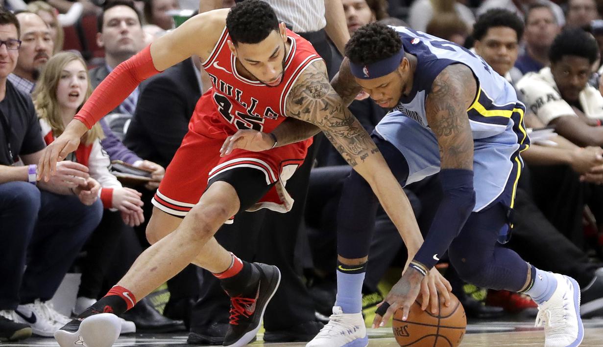 Duel pemain Chicago Bulls, Denzel Valentine (kiri) dan pemain Memphis Grizzlies, Ben McLemore pada lanjutan NBA basketball game di United Center, Chicago, (7/3/2018). Chicago Bulls menang 119-110. (AP/Charles Rex Arbogast)