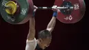 Lifter Indonesia, Suwoto Wijoyo, saat berlaga pada Asian Games di JIExpo, Jakarta, Senin, (20/8/2018). Suwoto Wijoyo berhasil menyumbang medali perunggu angkat besi putra kelas 56kg. (Bola.com/Vitalis Yogi Trisna)