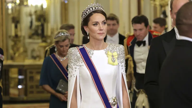 Cantiknya Kate Middleton Pakai Mahkota dan Anting Favorit Putri Diana