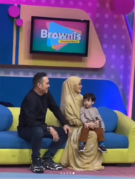 <p>Lama menghilang, Lyra Virna juga kembali bisa ketemu dengan teman-teman lamanya di dunia entertainmen. "Jadi silaturahmi lagi kan sama temen2 yg udh lama gak ketemu... Benerkan gak sakit cuma kayak digigit semut umi hahahahahahaha..." tutup presenter dan pemeran ini. [Instagram/lyravirna]</p>
