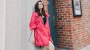 Gaya menarik lainnya dari Olivia Allan. Ia mengenakan innerwear hitam, ditumpuknya dengan oversized parachute outer berwarna merah muda yang chic, dan heels boots hitam dari beludru. Foto: Instagram.