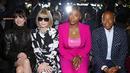 <p>Anne Hathaway, Anna Wintour, Serena Williams, dan Wali Kota New York Eric Adams di fashion show Michael Kors. (Charles Sykes/Invision/AP)</p>