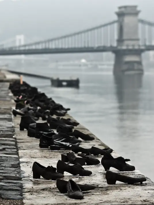 Jika berjalan di sepanjang tepi Sungai Danube dari Jembatan Rantai menuju gedung parlemen, kita akan menjumpai sebuah patung memorial. Patung ini juga sering disebut Shoes on the Danube. (commons.wikimedia.org)