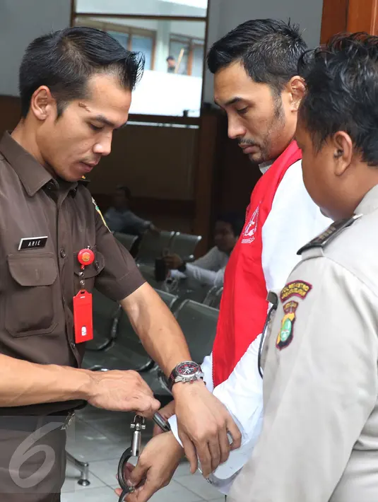Petugas membuka borgol Restu Sinaga jelang sidang di Pengadilan Jakarta Selatan, Rabu (9/11). Sidang Restu Sinaga dengan agenda tuntutan jaksa penuntut umum ditunda sampai minggu depan. (Liputan6.com/Herman Zakharia)
