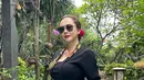 “Kalimat itu menyimpan pesan tentang betapa pentingnya peranan wanita utk pembangunan bangsa ...happy international women's day,” tutup Aura Kasih. Wanita 36 tahun ini memang suka mengenakan kebaya.. (Liputan6com/IG/aurakasih)
