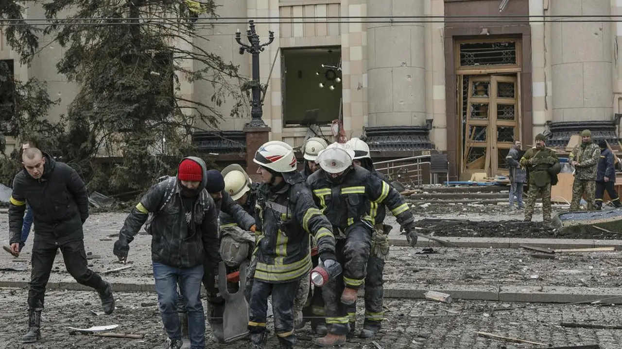Layanan darurat di Ukraina membantu korban usai Rusia menyerang Kharkiv.