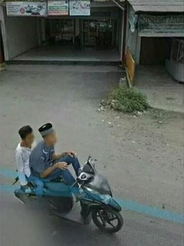 Terlalu Santai, 7 Cara Orang Naik Kendaraan Ini Bikin Elus Dada