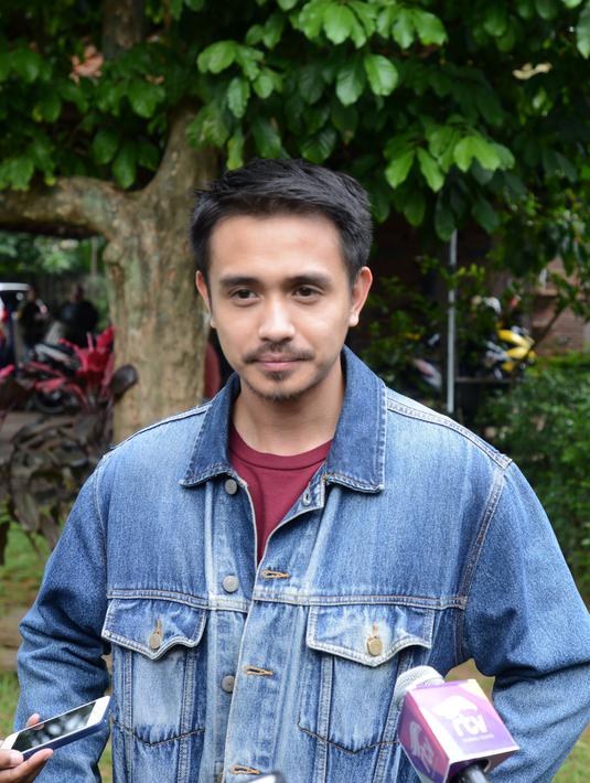 Ajun Perwira memiliki wajah tampan yang membuat para kaum hawa mengaguminya. Ajun Perwira juga sempat dikabarkan dekat dengan berbagai wanita. Namun, pencarian cinta Ajun Perwira akan segera berlabuh pada seorang wanita bernama Jennifer Jill Armand-Supit. (Kapanlagi/Bayu Herdianto)