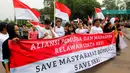 Aliansi Mahasiswa dan Pemuda Relawan Cinta NKRI melakukan demo di depan Istana Negara, Jakarta, Rabu (7/11). Demo ini di lakukan terkait pidato Prabowo Subianto di Boyolali beberapa waktu lalu. (Liputan6.com/JohanTallo)