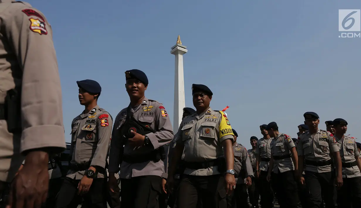 Personel Polri mengikuti apel gabungan Penyelenggara Pemilu 2019 di Lapangan Monas, Selasa (18/9). Apel yang diikuti 3.000 personel TNI Polri itu dipimpin Kapolri Jenderal Tito Karnavian dan Panglima TNI Marsekal Hadi Tjahjanto. (Merdeka.com/Imam Buhori)