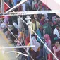 Antrean calon penumpang saat menunggu KRL Commuter Line di Stasiun Tanah Abang, Jakarta, Sabtu (7/3/2020). Masuknya virus Corona atau Covid-19 di Indonesia belum mempengaruhi minat masyarakat untuk tetap bepergian menggunakan transportasi umum. (Liputan6.com/Angga Yuniar)