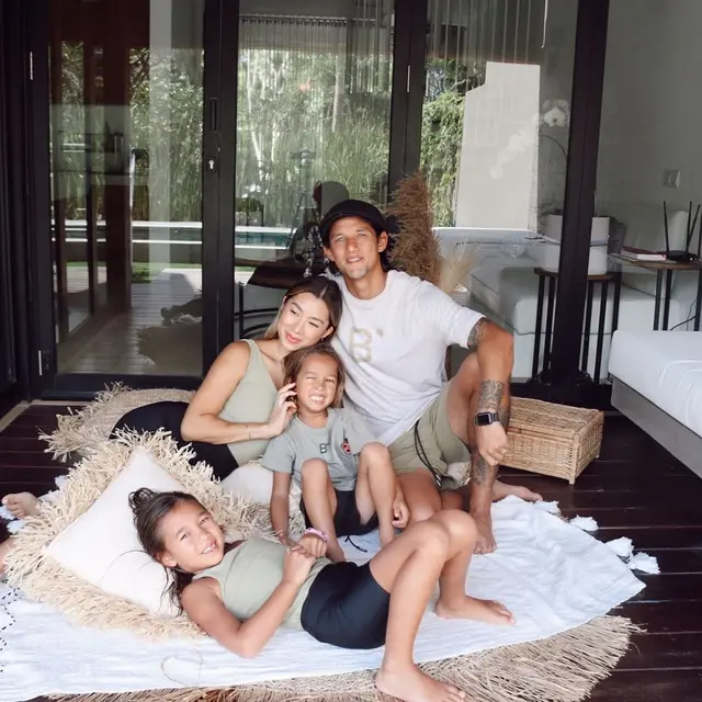 Umumkan Kehamilan Ke-3 Ini 7 Potret Kompak Jennifer Bachdim dengan Keluarga Kecilnya