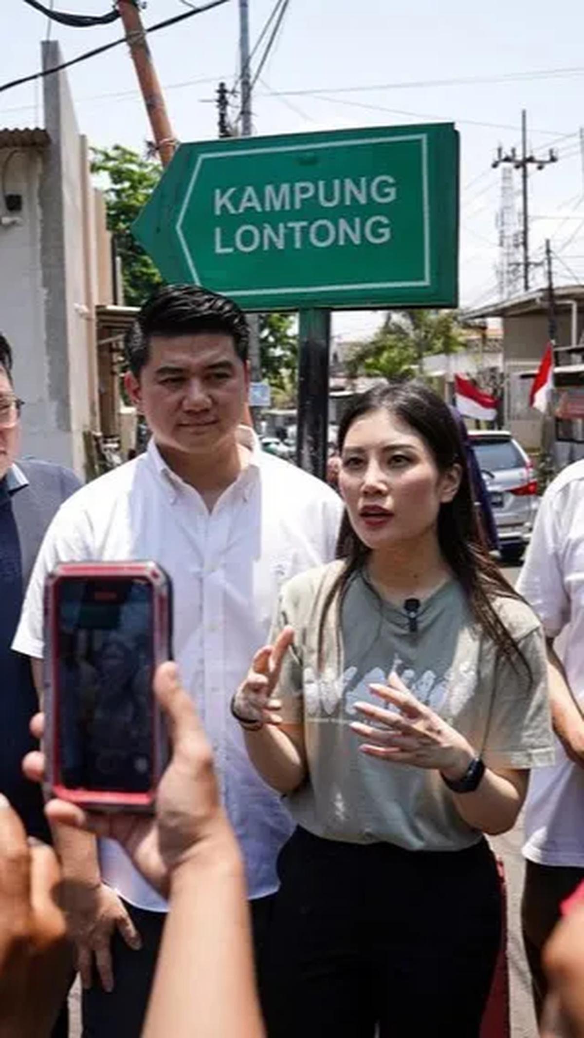 "Keseruan hari ini bersama warga Kampung Lontong bersama chef @arnoldpo," tulisnya.