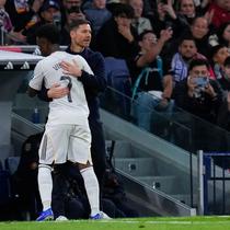 Vinicius Junior ditarik keluar saat Real Madrid menang 2-0 atas Sevilla pada laga pekan ke-17 La Liga di Santiago Bernabeu, Minggu (21/12/2025) dini hari WIB. Ketika berjalan keluar pada menit ke-83, Vinicius mendapat cemoohan dari sejumlah pendukung El Real yang hadir di stadion. (AP Photo/Manu Fernandez)