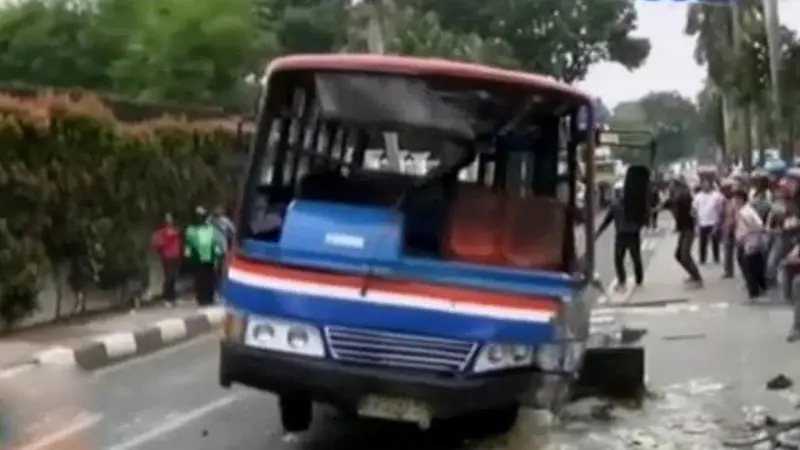 Metromini Tabrak Motor hingga Robot Pelayan Rumah