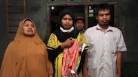 Ishma Tukha Nur soleha (15) putri sulung pasangan Tunanetra yang berprofesi sebagai tukang pijat tradional itu hanya bisa pasrah saat ponsel satu-satunya raib. (Liputan6.com/ Hendro Ary)
