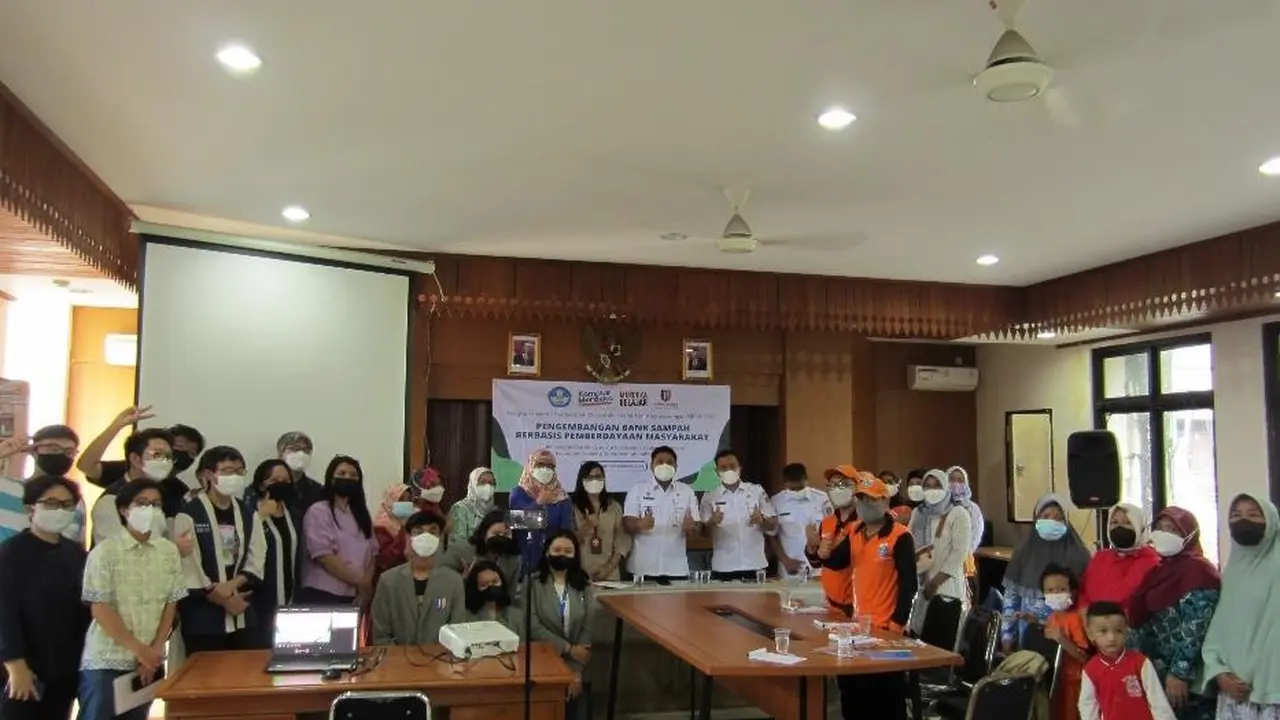 Tim PKM Universitas Agung Podomoro bersama peserta pelatihan (Istimewa)