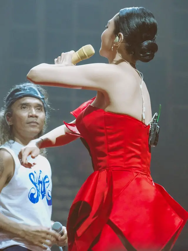 Merasa Hoki, Ini 6 Potret Keseruan Wika Salim Duet Bareng Slank di Panggung