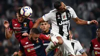 Bek Juventus, Mehdi Benatia, duel udara dengan striker Genoa, Krzysztof Piatek, pada laga Serie A Italia di Stadion Allianz, Turin, Sabtu (20/10). Kedua klub bermain imbang 1-1. (AFP/Marco Bertorello)