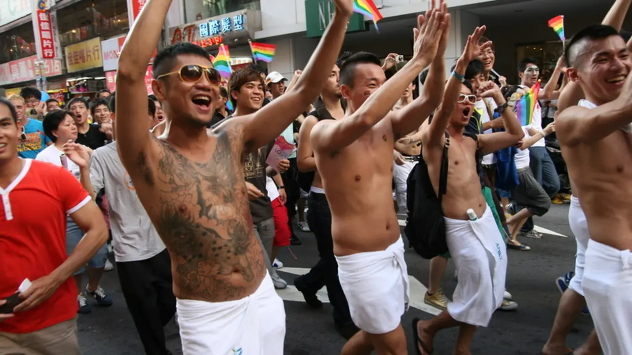 DUH, Kabarnya 500 Kaum Gay Taiwan Terbakar Saat Berpesta!