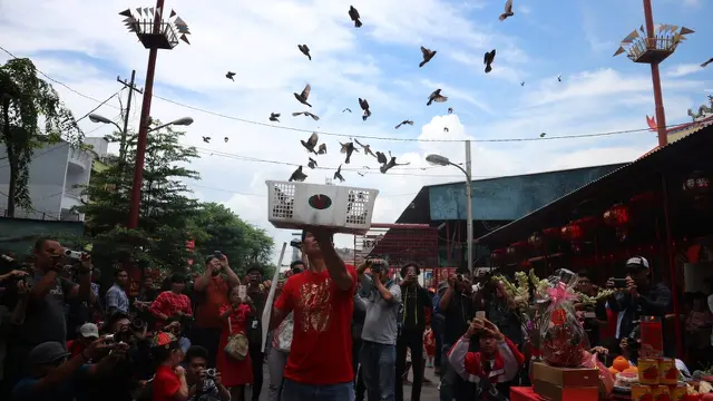 Tradisi melepas burung pipit menjadi prosesi yang pasti dilakukan dalam perayaan imlek. Dok Merdeka.com/Anggun P Situmorang