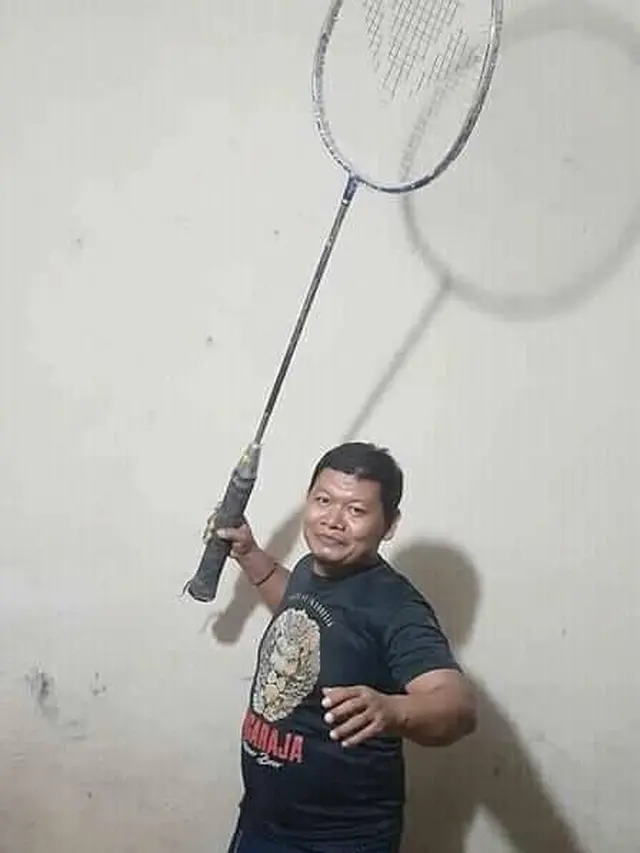 6 Potret Bapak-Bapak Pegang Benda Ukuran Tak Lazim Ini Bikin Ngakak