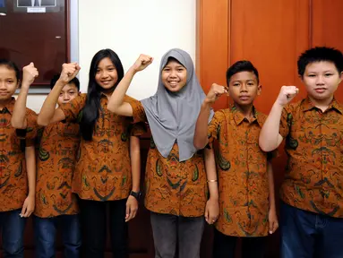 Tim catur tingkat SD Indonesia berpose usai diterima Direktur Pembinaan SD, Wowon Widaryat di Kemendikbud Jakarta, Kamis (31/3/2016). Dirjen Dikdasmen Kemendikbud mengirim 6 siswa ke Asian Youth Chess Championships 2016. (Liputan6.com/Helmi Fithriansyah)