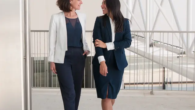 Perempuan yang Melakukan Kontak Mata