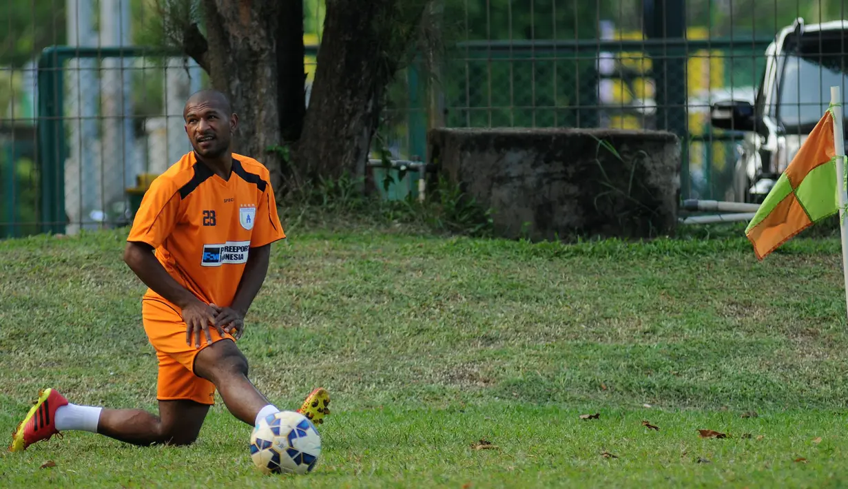 Bek Persipura, Andri Ibo melakukan pemanasan jelang berlatih di Lapangan C Senayan, Jakarta, Selasa (5/5/2015). Latihan tersebut merupakan persiapan jelang AFC 2015 di Bengaluru, India, 12 Mei mendatang. (Liputan6.com/Helmi Fithriansyah)