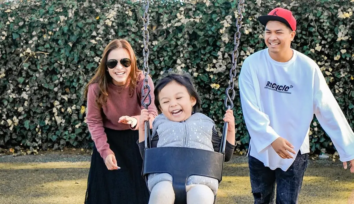 Seperti melansir Kapanlagi.com, Chelsea sempat ragu untuk memiliki anak kedua. Ia khawatir jika Natusha tidak siap punya adik, namun nyatanya, gadis kecil itu tidak cemburu sama sekali. (Instagram/chelseaoliviaa)