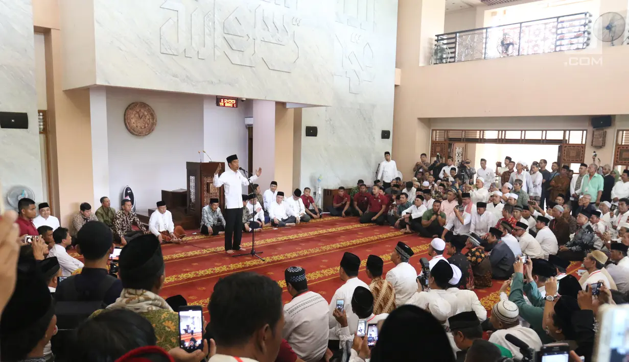 Presiden Joko Widodo memberi sambutan saat pembagian sertifikat tanah wakaf di Masjid Raya Bani Umar, Tangerang Selatan, Jumat (22/2). Jokowi membagikan 351 sertifikat tanah wakaf untuk musala, tempat pendidikan dan pesantren. (Liputan6.com/Angga Yuniar)