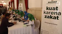 Suasana pembayaran Zakat di Istana Negara, Jakarta, Senin (28/5). Sekitar 300 pejabat kementerian/lembaga tinggi negara dan direksi BUMN melakukan pembayaran zakat melalui Baznas . (Liputan6.com/Angga Yuniar)