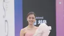Hadir juga artis Filipina Kim Chiu yang tampil mengenakan sculptural dress warna pink pastel. [@queenkimchiu].