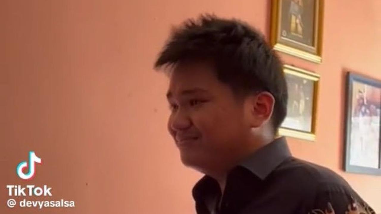 Viral Momen Adik Laki-laki Tahan Tangis saat Kakak Perempuannya Lamaran, Bikin Haru