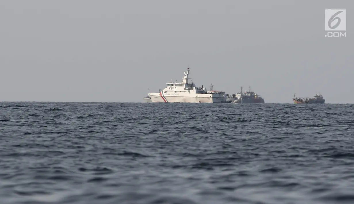 Kapal TNI AL mencari bangkai pesawat Lion Air JT 610 yang jatuh di laut utara Tanjung Pakis, Karawang, Jawa Barat, Senin (29/10). Lion Air JT 610 hilang kontak usai lepas landas dari Bandara Soetta saat menuju Pangkalpinang. (Liputan6.com/Herman Zakharia)