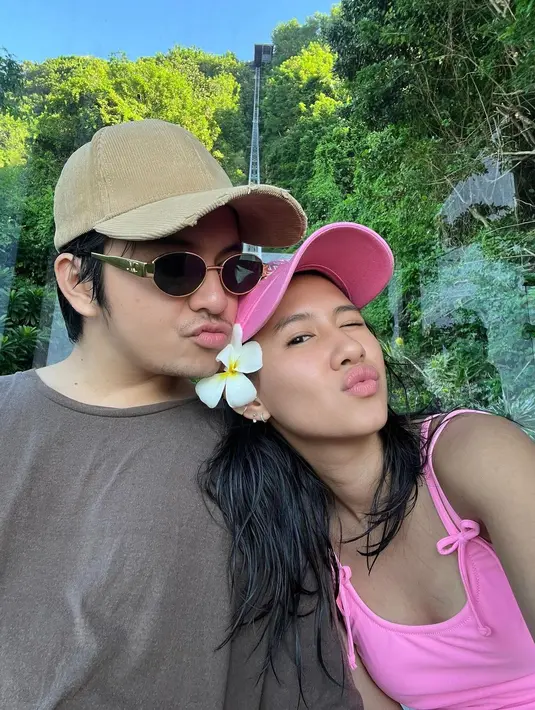 Hubungan asmara Angga Yunanda dan Shenina Cinnamon memang sukses membuat semua orang iri. Pasalnya pasangan ini tak hanya makin mesra tiap saat, tapi juga jauh dari gossip. Di sini, Angga dan Shenina tampil kasual; mengenakan kaus cokelat dan tank top manis berwarna pink. [Foto: Instagram/sheninacinnamon]