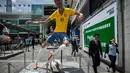 Bintang muda Brasil, Neymar ikut diabadikan dalam bentuk patung raksasa di Hongkong (AFP Photo/ Philippe Lopez)