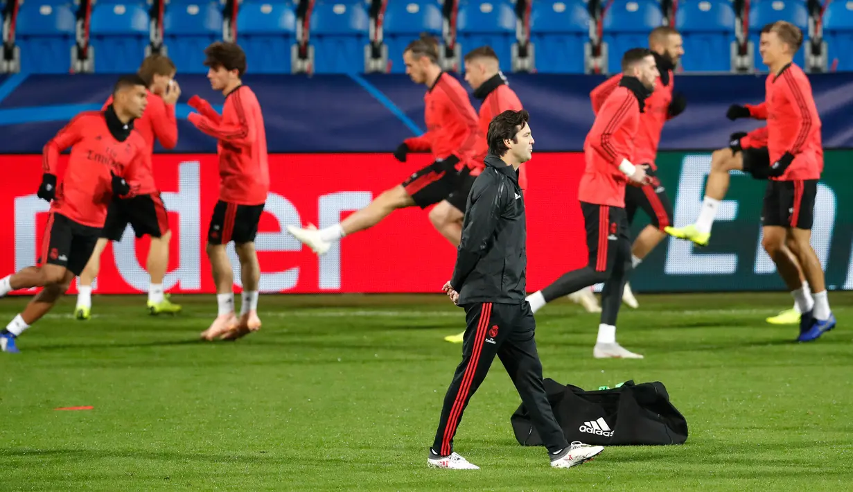 Pelatih Real Madrid, Santiago Solari memantau latihan para pemainnya saat sesi latihan di Stadion Doosan Arena, Plzen, Republik Ceko, Selasa (6/11). Real Madrid akan menghadapi Viktoria Plzen pada Kamis dini hari WIB. (AP Photo/Petr David Josek)