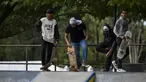Sejumlah Pemain skateboard bersiap untuk berlatih di taman skate di Banda Aceh (8/11/2020). (AFP/Chaideer Mahyuddin)