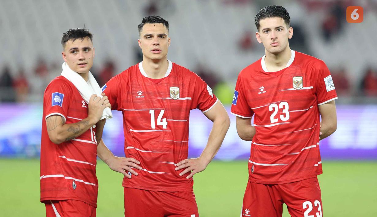 Hingga akhir pertandingan skor tidak berubah. Tampak dalam foto, ekspresi pemain Timnas Indonesia, Eliano Reijnders, Joey Pelupessy dan Justin Hubner (kiri ke kanan) usai laga final FIFA Series 2026 melawan Bulgaria di Stadion Utama Gelora Bung Karno (SUGBK), Jakarta, Senin (30/3/2026) malam WIB. (Bola.com/M. Iqbal Ichsan)