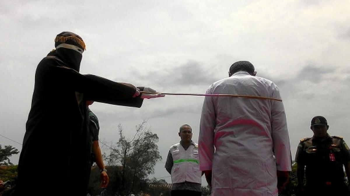 Eksekusi hukuman cambuk pasangan mesum di Aceh jadi tontonan