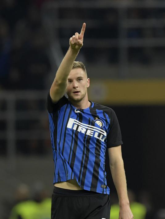 3. Milan Skriniar - Meski baru direkrut dari Sampdoria namun pemain asal Slovakia ini mampu beradaptasi dengan cepat. Bek berusia 22 tahun itu tampil disiplin dan tak tergantikan di lini pertahanan Inter Milan. (AFP/Miguel Medina)