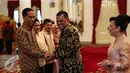 Presiden Joko Widodo bersalaman dengan Panglima TNI Jenderal TNI Gatot Nurmantyo dalam Silaturahmi Idul Fitri 1437 H di Istana Negara, Jakarta, Senin (11/7). (Liputan6.com/Faizal Fanani)